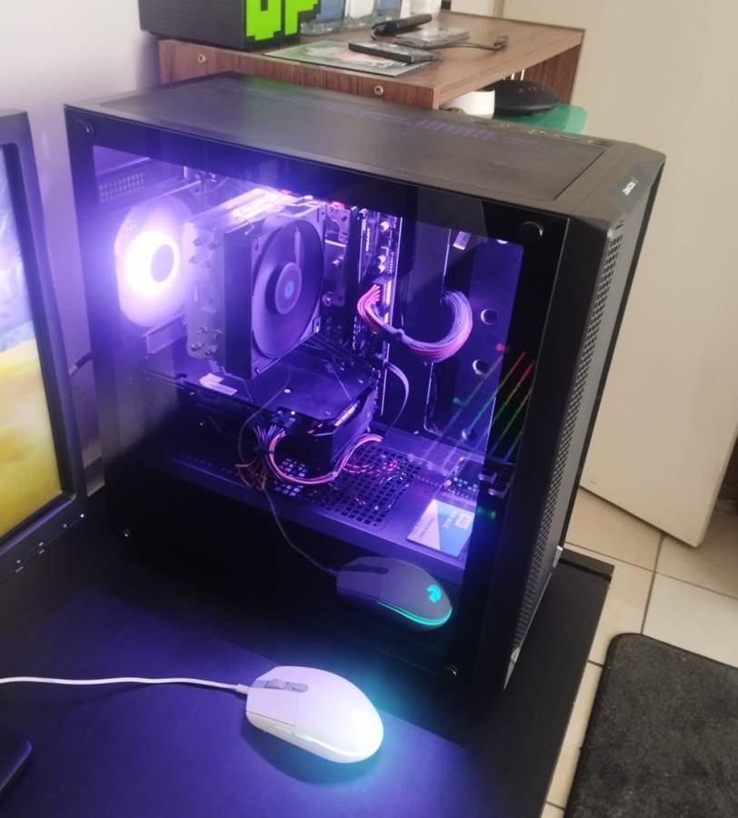 Ryzen 7 3700X, 1660 TI 6GB, 16GB DDR4 3200, 256 NVME SSD, 512 SSD, 2TB HDD, +Extras