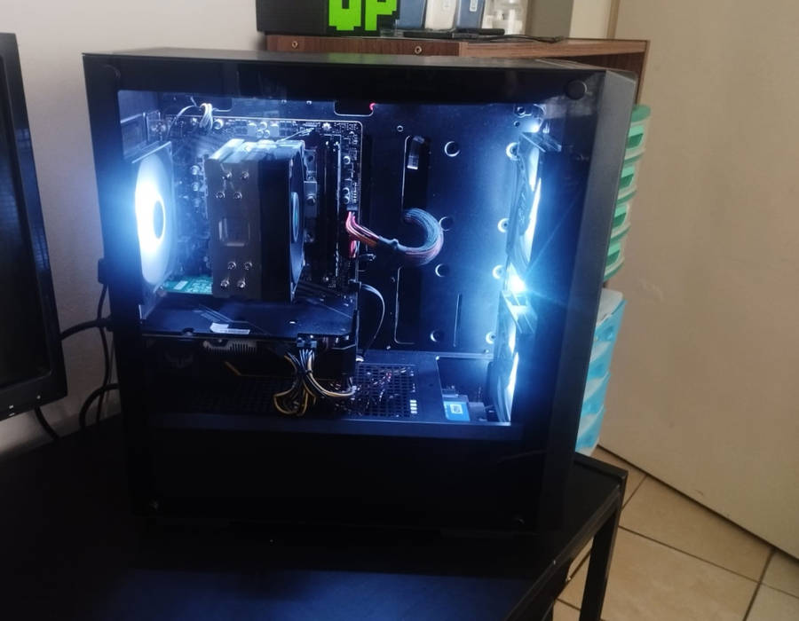 Ryzen 7 3700X, 1660 TI 6GB, 16GB DDR4 3200, 256 NVME SSD, 512 SSD, 2TB HDD, +Extras