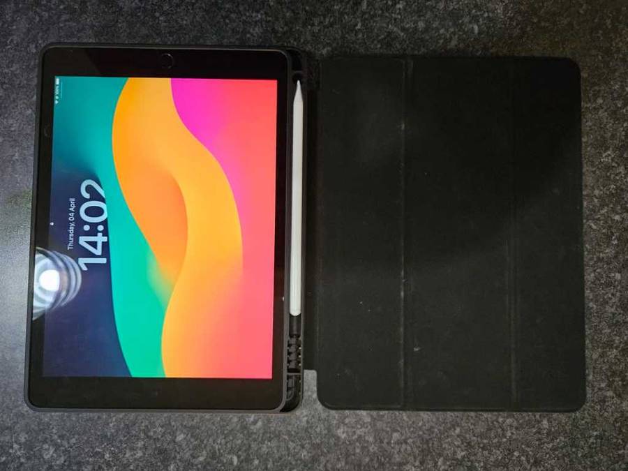 Apple iPad 9Th Gen 64GB WIFI (Like new, + Extras!)