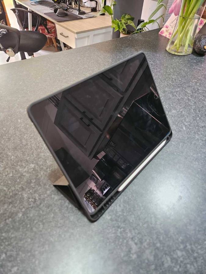 Apple iPad 9Th Gen 64GB WIFI (Like new, + Extras!)