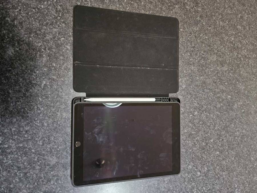 Apple iPad 9Th Gen 64GB WIFI (Like new, + Extras!)