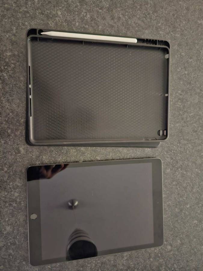 Apple iPad 9Th Gen 64GB WIFI (Like new, + Extras!)
