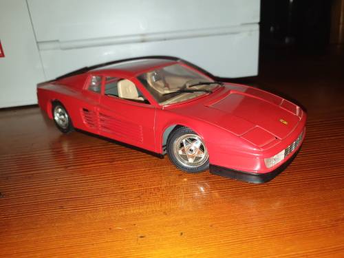 Ferrari Testarossa (1984) 1/18 Die Cast