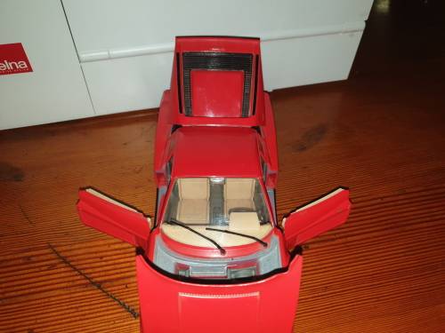 Ferrari Testarossa (1984) 1/18 Die Cast