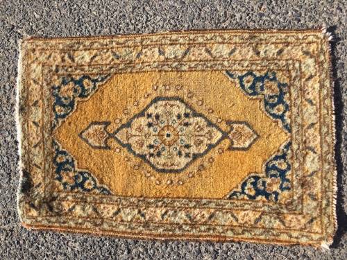 VERY WELL WORN GENUINE WOOL HAND KNOTTED ANTIQUE PERSIAN PRAYER MAT 790 X 530mm