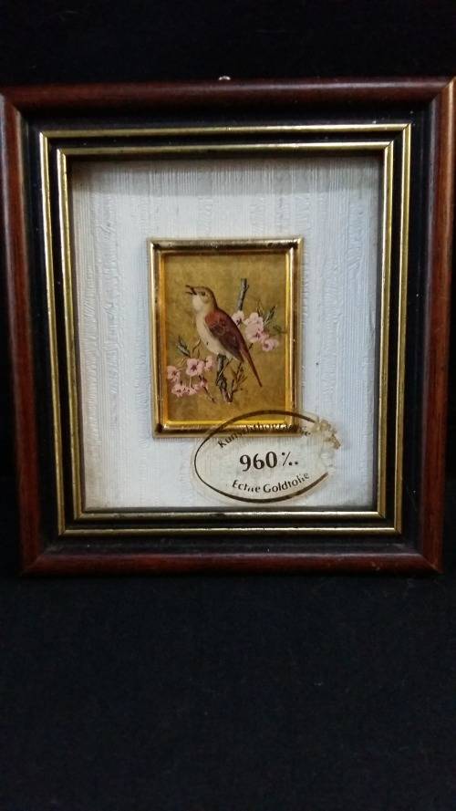 Stunning small picture of a bird on 960 genuine gold foil in a Wooden frame. 10 x 9 cm.