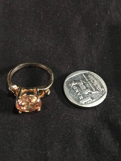 WOW !!! BEAUTIFUL COSTUME JEWELRY RING , LOOKS AMAZING