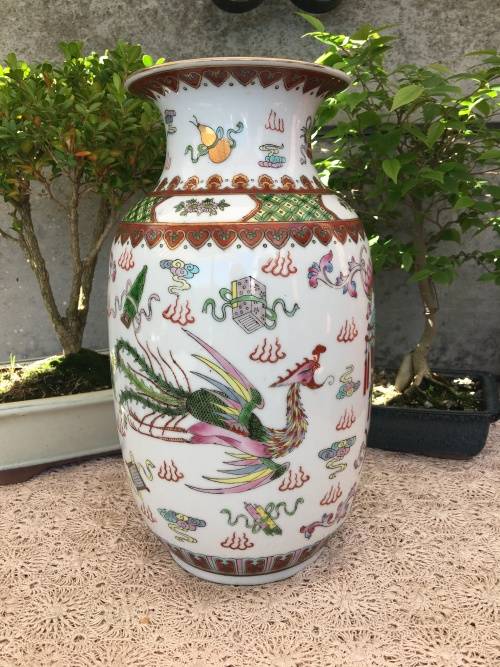 WOW !!!! ABSOLUTELY BEAUTIFUL CHINESE VASE WITH THE QIANLONG DYNASTY MARKINGS circa 1736 TO 1795