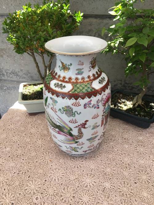WOW !!!! ABSOLUTELY BEAUTIFUL CHINESE VASE WITH THE QIANLONG DYNASTY MARKINGS circa 1736 TO 1795