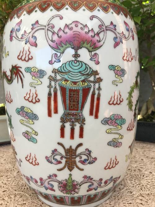 WOW !!!! ABSOLUTELY BEAUTIFUL CHINESE VASE WITH THE QIANLONG DYNASTY MARKINGS circa 1736 TO 1795