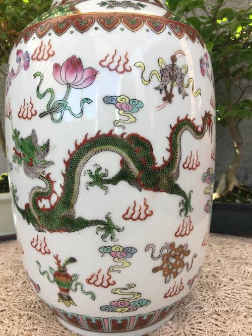 WOW !!!! ABSOLUTELY BEAUTIFUL CHINESE VASE WITH THE QIANLONG DYNASTY MARKINGS circa 1736 TO 1795