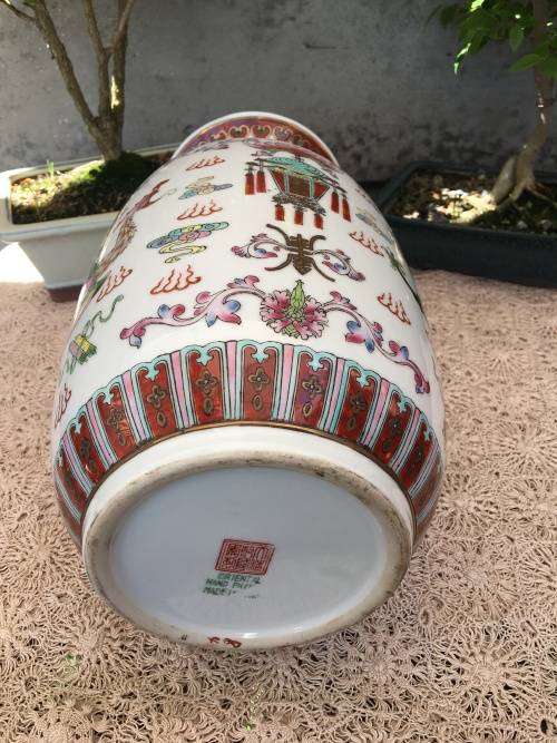 WOW !!!! ABSOLUTELY BEAUTIFUL CHINESE VASE WITH THE QIANLONG DYNASTY MARKINGS circa 1736 TO 1795