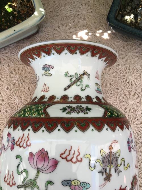 WOW !!!! ABSOLUTELY BEAUTIFUL CHINESE VASE WITH THE QIANLONG DYNASTY MARKINGS circa 1736 TO 1795