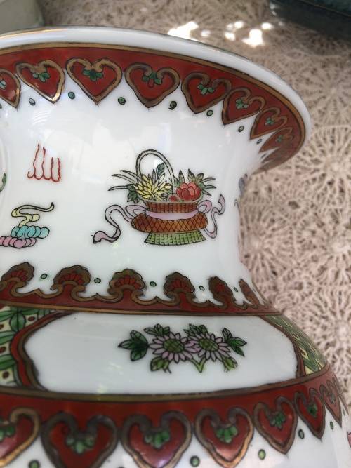 WOW !!!! ABSOLUTELY BEAUTIFUL CHINESE VASE WITH THE QIANLONG DYNASTY MARKINGS circa 1736 TO 1795