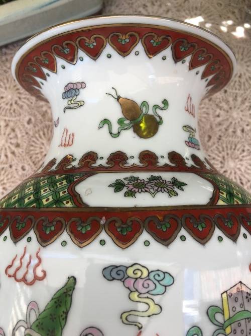 WOW !!!! ABSOLUTELY BEAUTIFUL CHINESE VASE WITH THE QIANLONG DYNASTY MARKINGS circa 1736 TO 1795