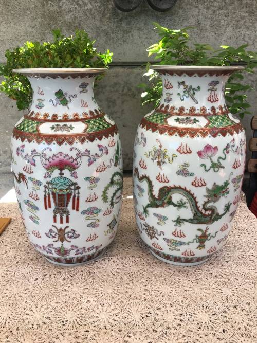 WOW !!!! ABSOLUTELY BEAUTIFUL CHINESE VASE WITH THE QIANLONG DYNASTY MARKINGS circa 1736 TO 1795