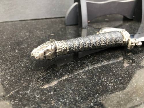 WOW !!! STUNNING  FANTASY DRAGON METAL DAGGER WITH EXQUISITE DETAILING ON A WOODEN DISPLAY STAND