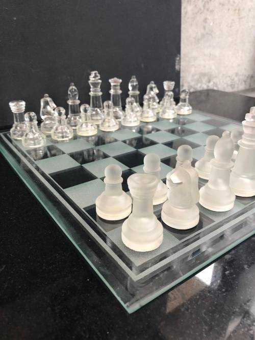 WOW !!! STUNNING DECORATIVE GLASS CHESS SET COMPLETE , CLEAR AND SANDBLASTED PIECES
