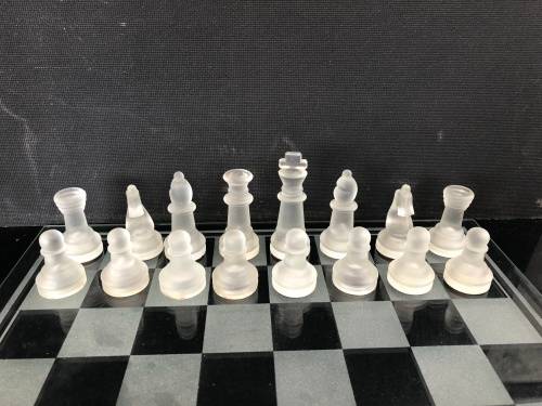 WOW !!! STUNNING DECORATIVE GLASS CHESS SET COMPLETE , CLEAR AND SANDBLASTED PIECES