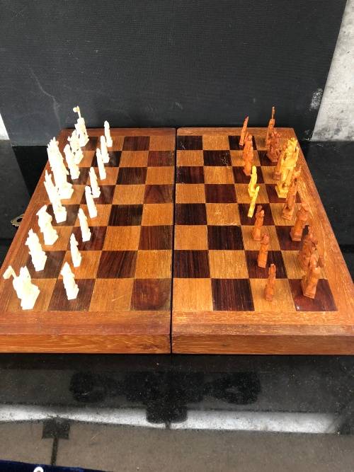 STUNNING VINTAGE FOLDING CHESS BOARD WITH A COMPLETE SET OF CHINESE CARVED PIECES ~CHECK DESCRIPTION