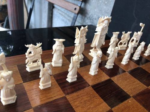 STUNNING VINTAGE FOLDING CHESS BOARD WITH A COMPLETE SET OF CHINESE CARVED PIECES ~CHECK DESCRIPTION