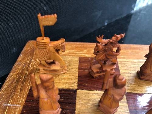 STUNNING VINTAGE FOLDING CHESS BOARD WITH A COMPLETE SET OF CHINESE CARVED PIECES ~CHECK DESCRIPTION
