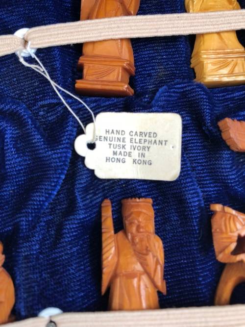 STUNNING VINTAGE FOLDING CHESS BOARD WITH A COMPLETE SET OF CHINESE CARVED PIECES ~CHECK DESCRIPTION