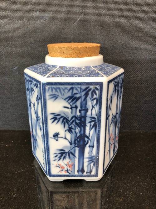 WOW !!! STUNNING VINTAGE CHINESE BLUE AND WHITE TEA CADDY WITH THE CORK LID IN PLACE AND CALLIGRAPHY