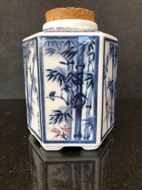 WOW !!! STUNNING VINTAGE CHINESE BLUE AND WHITE TEA CADDY WITH THE CORK LID IN PLACE AND CALLIGRAPHY