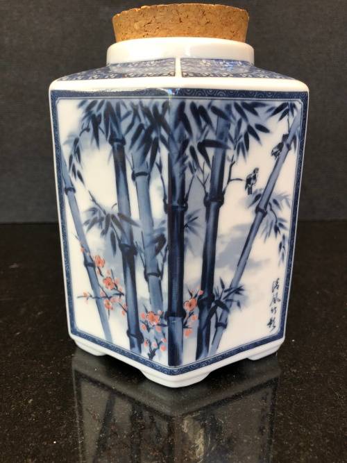 WOW !!! STUNNING VINTAGE CHINESE BLUE AND WHITE TEA CADDY WITH THE CORK LID IN PLACE AND CALLIGRAPHY