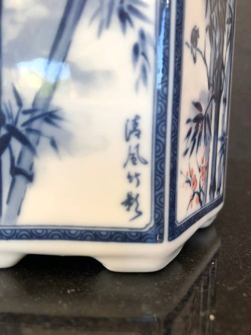WOW !!! STUNNING VINTAGE CHINESE BLUE AND WHITE TEA CADDY WITH THE CORK LID IN PLACE AND CALLIGRAPHY