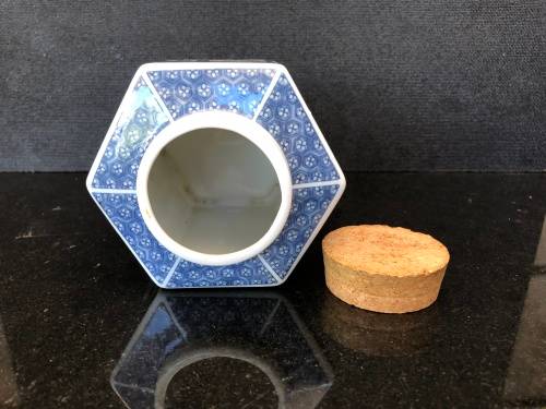 WOW !!! STUNNING VINTAGE CHINESE BLUE AND WHITE TEA CADDY WITH THE CORK LID IN PLACE AND CALLIGRAPHY