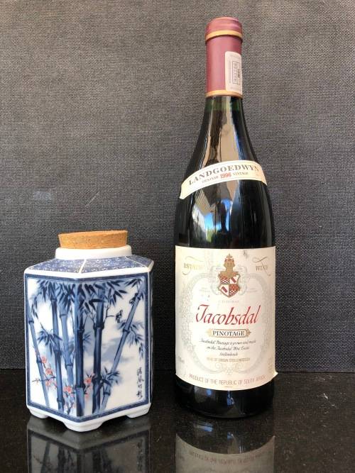 WOW !!! STUNNING VINTAGE CHINESE BLUE AND WHITE TEA CADDY WITH THE CORK LID IN PLACE AND CALLIGRAPHY