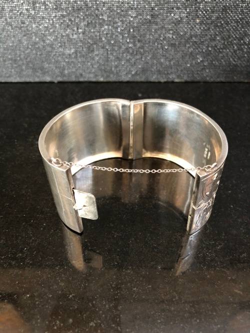 WOW !!! STUNNING VINTAGE HINGED CLASPED BIRMINGHAM STERLING SILVER BANGLE  clearly marked