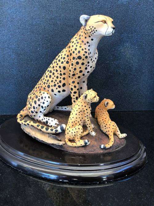 WOW !! RARE COLLECTABLE FEATHERS OF KNYSNA - LIMITED EDITION CHEETAHS FIGURINE