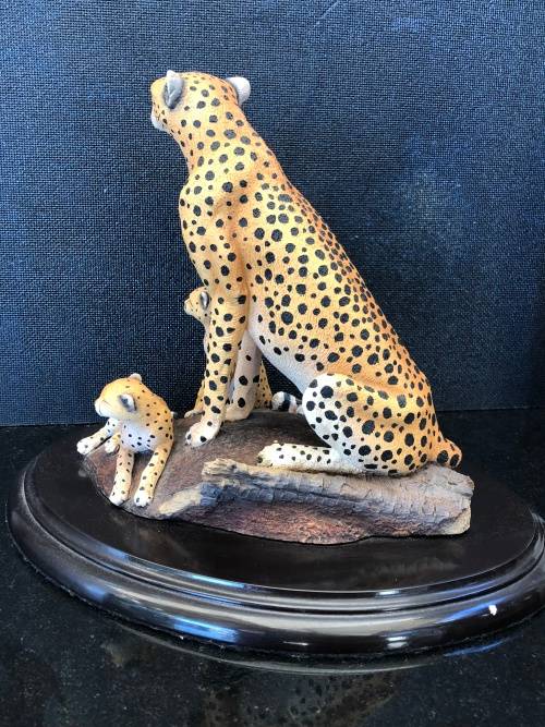 WOW !! RARE COLLECTABLE FEATHERS OF KNYSNA - LIMITED EDITION CHEETAHS FIGURINE