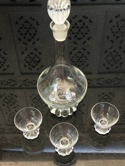 Beautiful Vintage Bubble Footed Glass Sherry Decanter & 3 matching shot glasses.