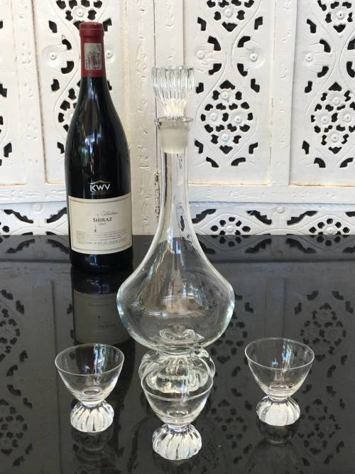 Beautiful Vintage Bubble Footed Glass Sherry Decanter & 3 matching shot glasses.