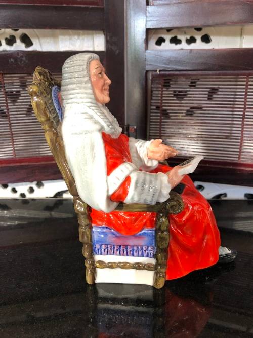 CLEARANCE !!!!  ROYAL DOULTON FIGURINE "THE JUDGE " HN 2443 (1972- 1976) BY M.NICOLL