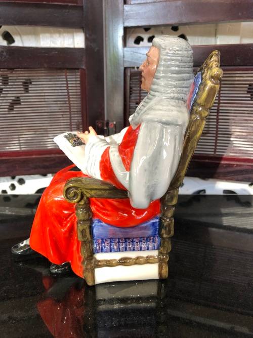CLEARANCE !!!!  ROYAL DOULTON FIGURINE "THE JUDGE " HN 2443 (1972- 1976) BY M.NICOLL