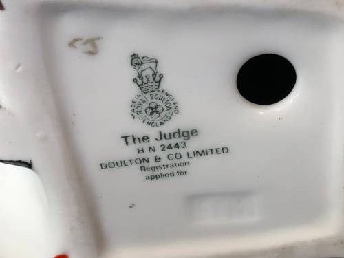 CLEARANCE !!!!  ROYAL DOULTON FIGURINE "THE JUDGE " HN 2443 (1972- 1976) BY M.NICOLL