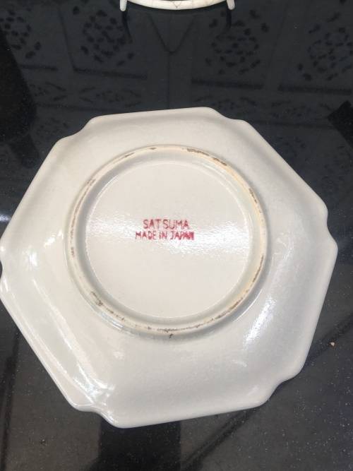 Stunning  c1920-1940s Japanese Satsuma Crackle Glazed Lidded Display Plate. Marking on Base