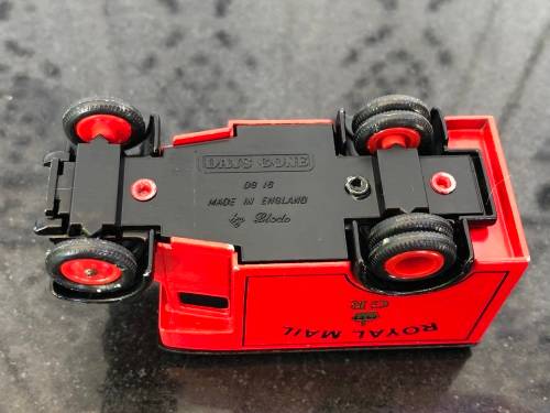 WOW !!! LARGER MODEL A FORD VAN BY LLEDO - DAYS GONE BY - ROYAL MAIL - METAL WITH PLASTIC TRIM