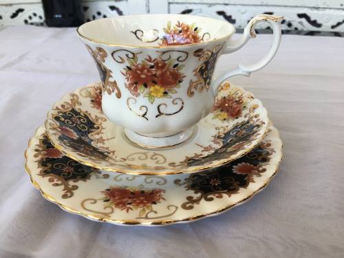 Rare Disc- c 1960s Royal Albert Bone China England `HERITAGE` Imari Style Trio Montrose Footed Cup