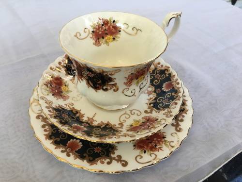 Rare Disc- c 1960s Royal Albert Bone China England `HERITAGE` Imari Style Trio Montrose Footed Cup