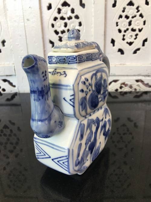 Lovely Seal Marked Chinese Blue & White Raised Relief Salamander Hand Painted 500ml Tea Pot