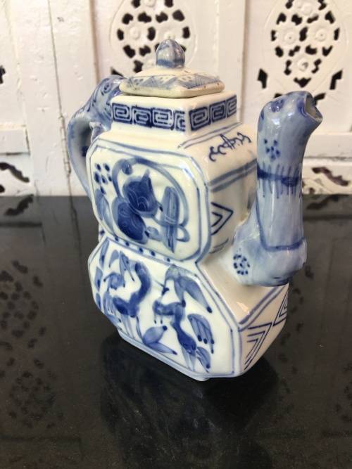 Lovely Seal Marked Chinese Blue & White Raised Relief Salamander Hand Painted 500ml Tea Pot