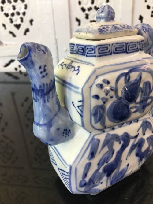 Lovely Seal Marked Chinese Blue & White Raised Relief Salamander Hand Painted 500ml Tea Pot