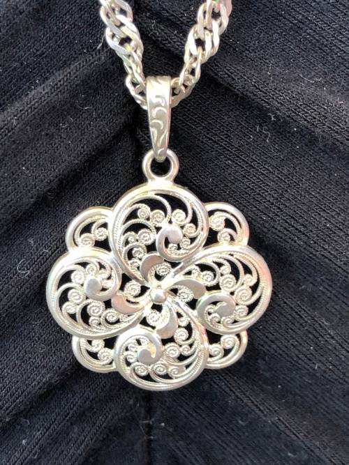GORGEOUS SINGAPORE .925 SILVER CHAIN WITH A GERMAN STERLING SILVER PENDANT - 9.67g CLEARLY MARKED