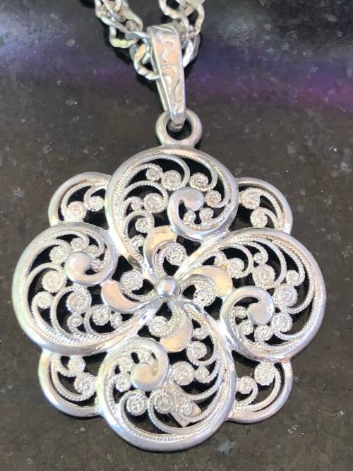 GORGEOUS SINGAPORE .925 SILVER CHAIN WITH A GERMAN STERLING SILVER PENDANT - 9.67g CLEARLY MARKED